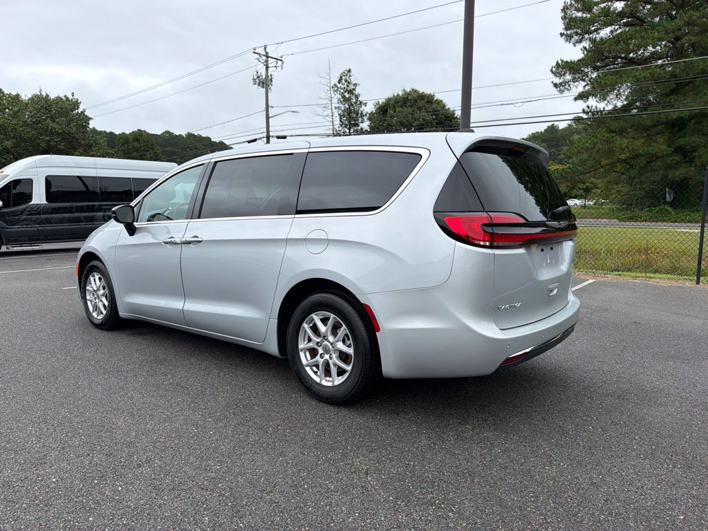 Used 2024 Chrysler Pacifica Touring-L FWD image 7