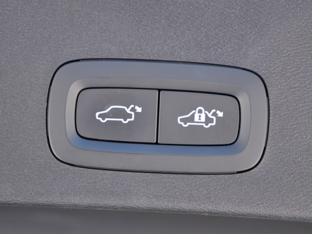 Used 2024 Volvo XC40 B5 Core image 24