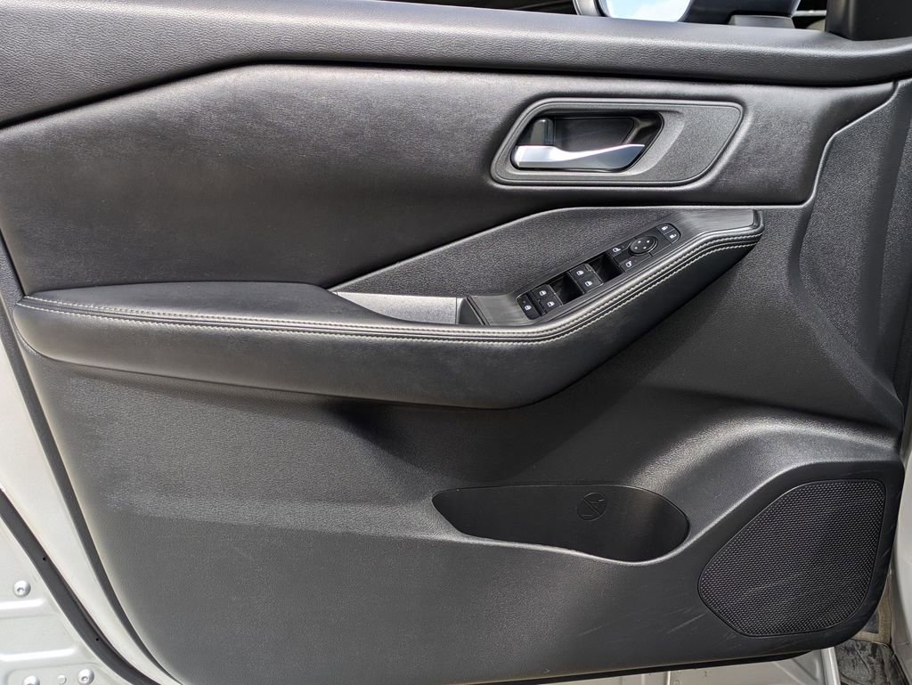 Used 2024 Nissan Rogue SV image 11