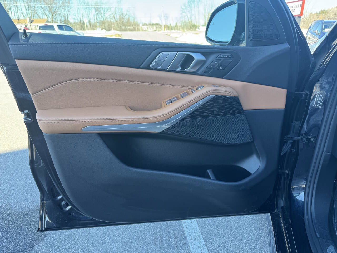 Used 2022 BMW X7 xDrive40i w/ M Sport Package image 25