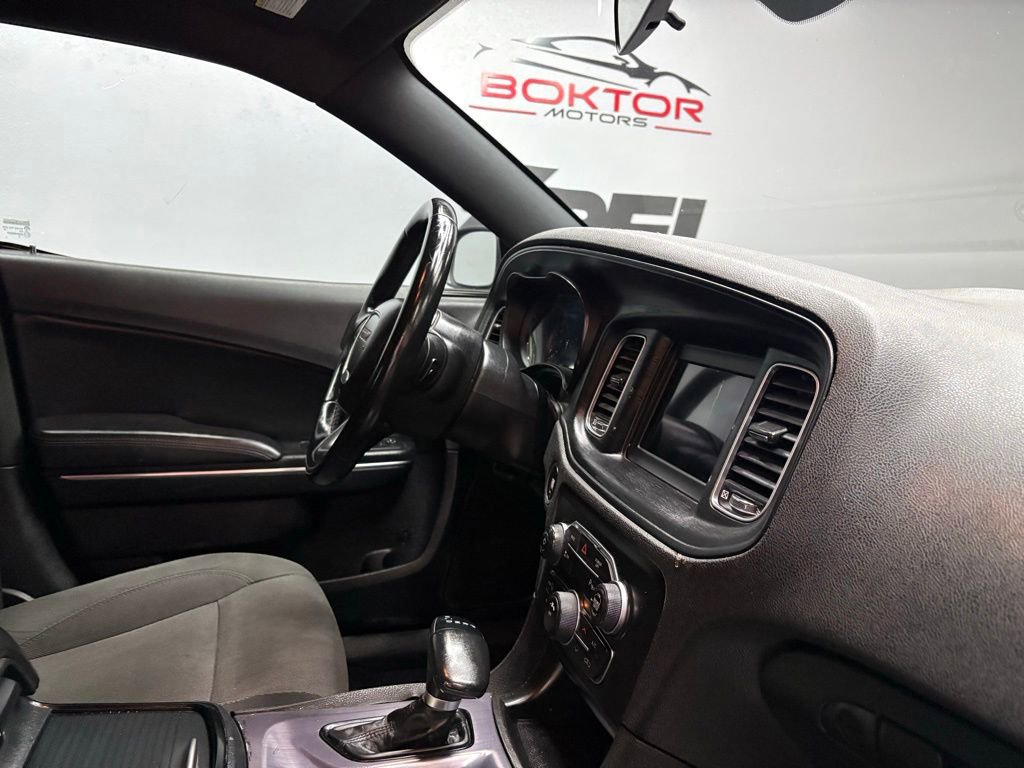 Used 2018 Dodge Charger SXT w/ Blacktop Package RWD image 41