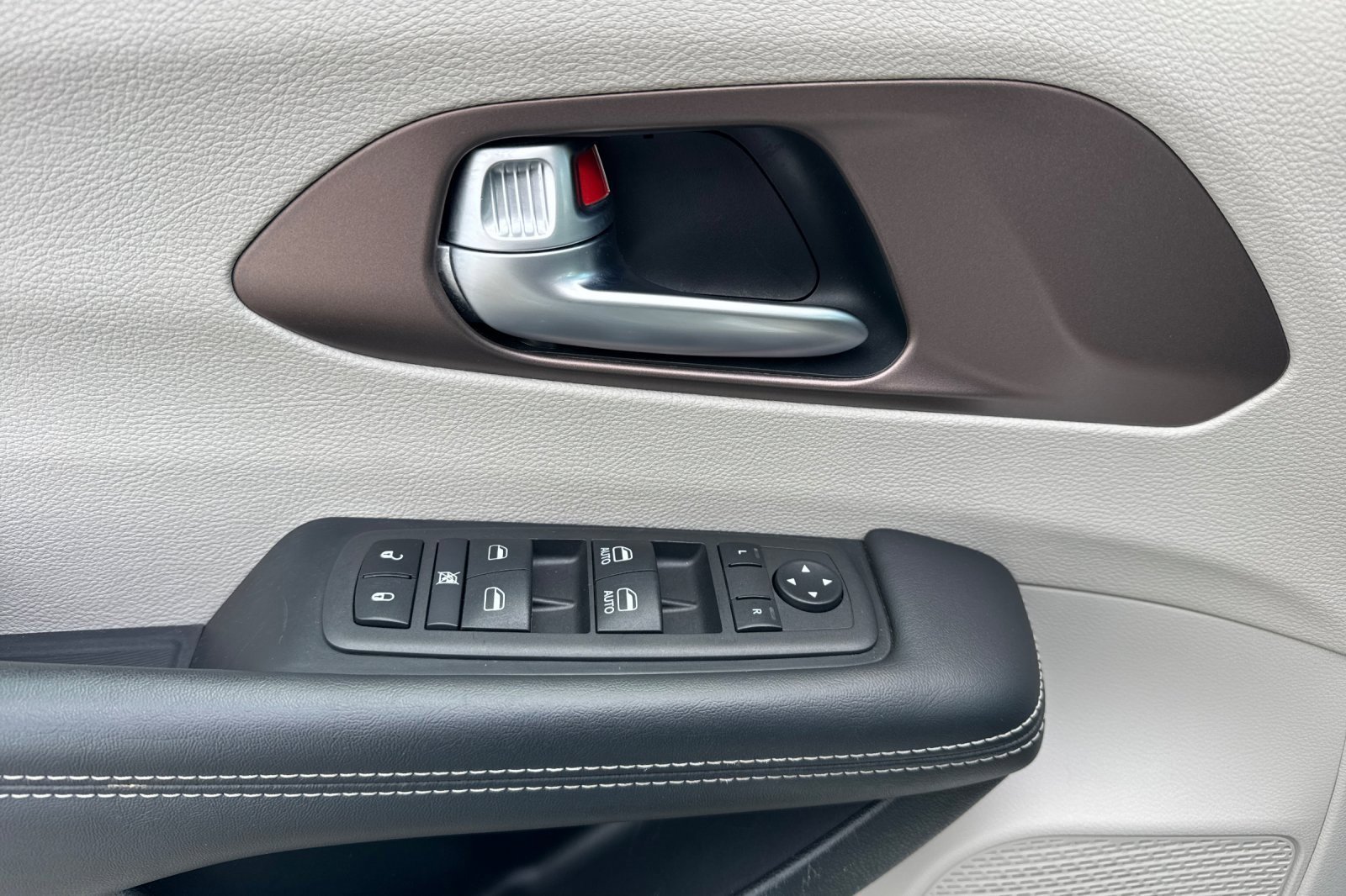 Used 2024 Chrysler Voyager LX image 11