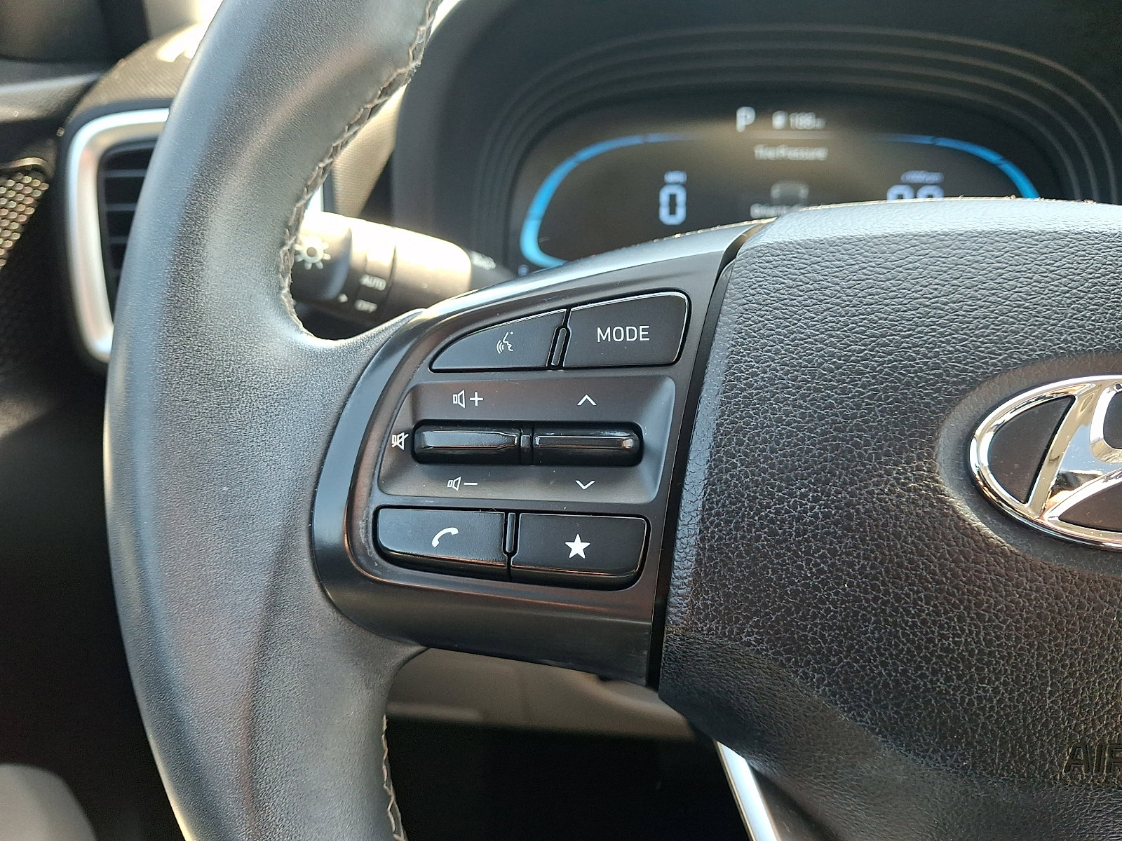 Certified 2023 Hyundai Venue SEL image 22