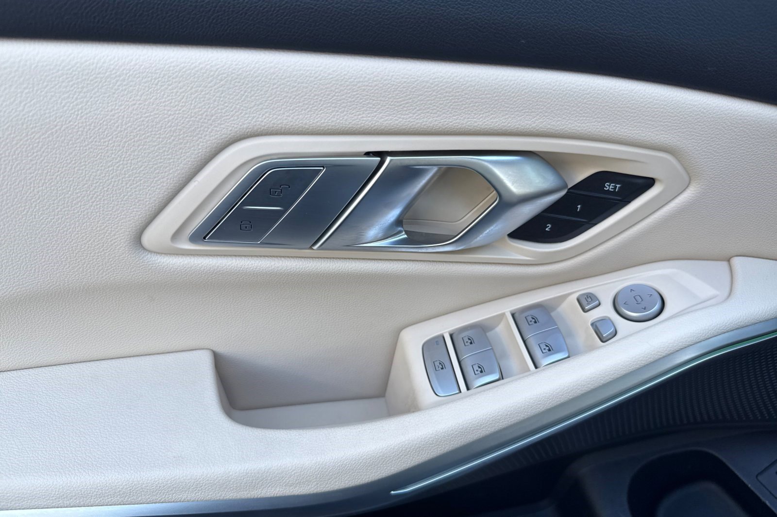 Used 2025 BMW 330i Sedan w/ Premium Package image 12