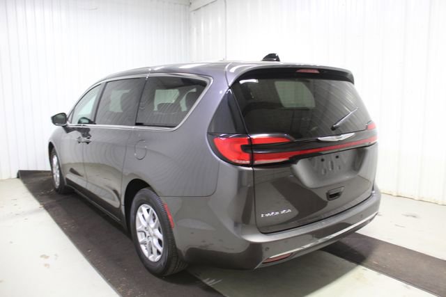 Used 2023 Chrysler Pacifica Touring-L FWD image 6
