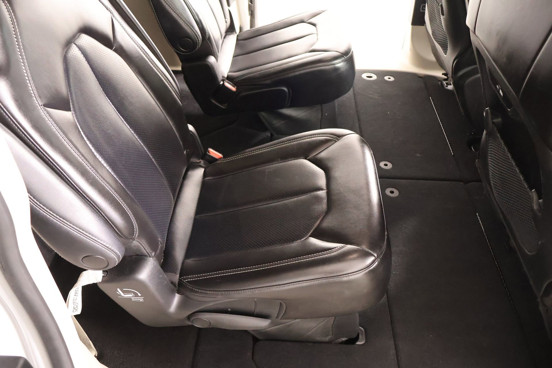 Used 2023 Chrysler Pacifica Touring-L image 14