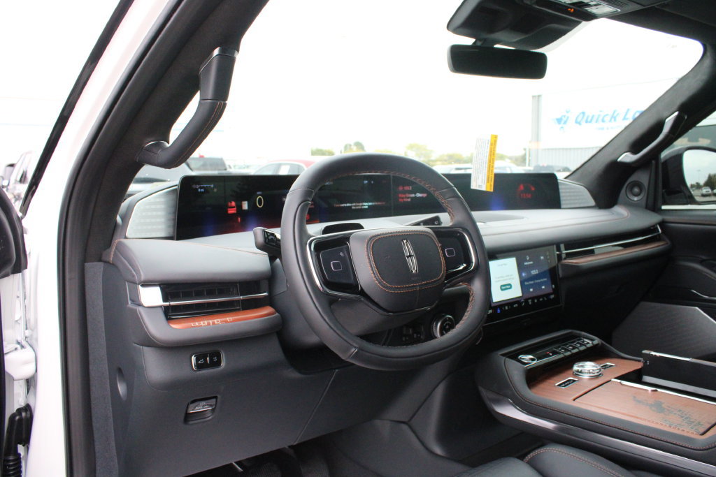 New 2027 Lincoln Navigator Black Label AWD/4WD image 2