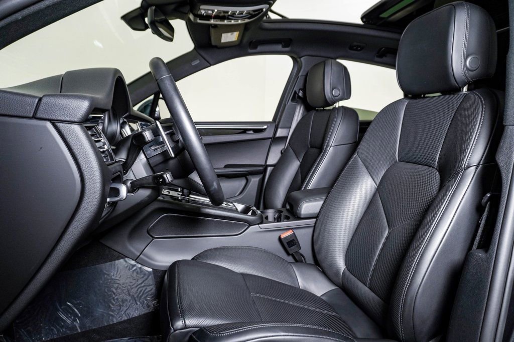 Certified 2025 Porsche Macan image 5