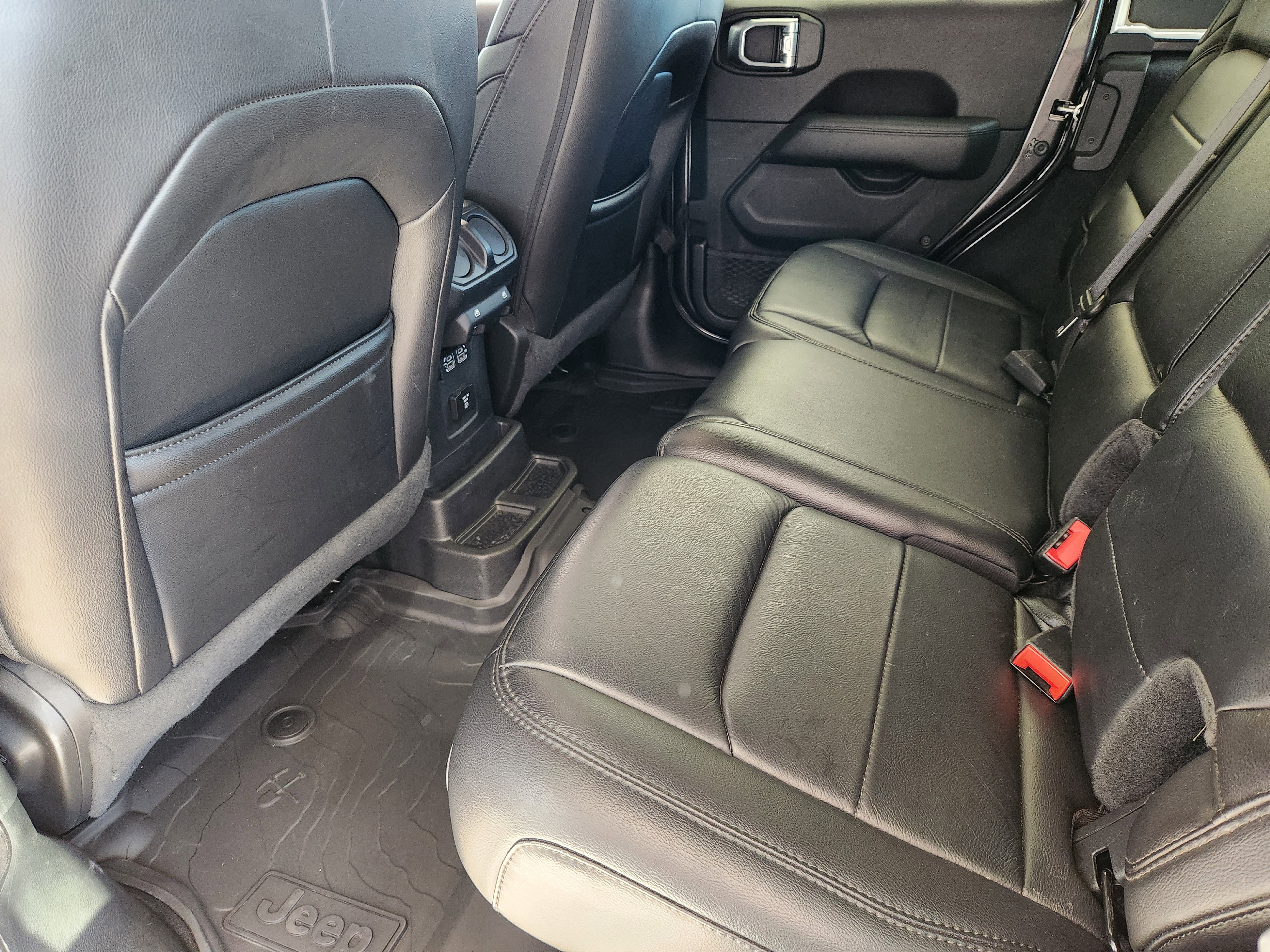 Used 2020 Jeep Wrangler Unlimited Sahara AWD/4WD image 31