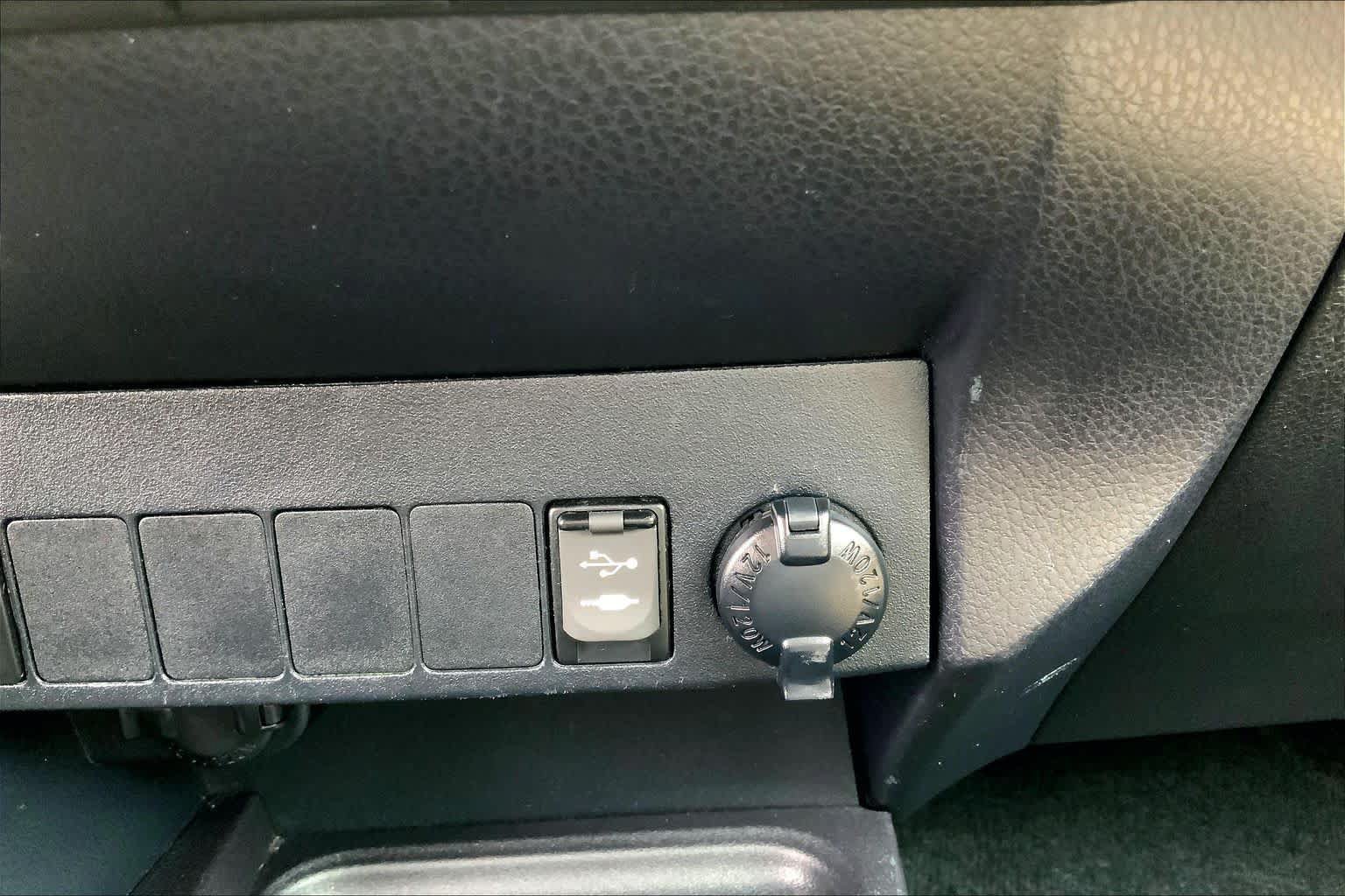 Used 2017 Toyota RAV4 XLE AWD/4WD image 36