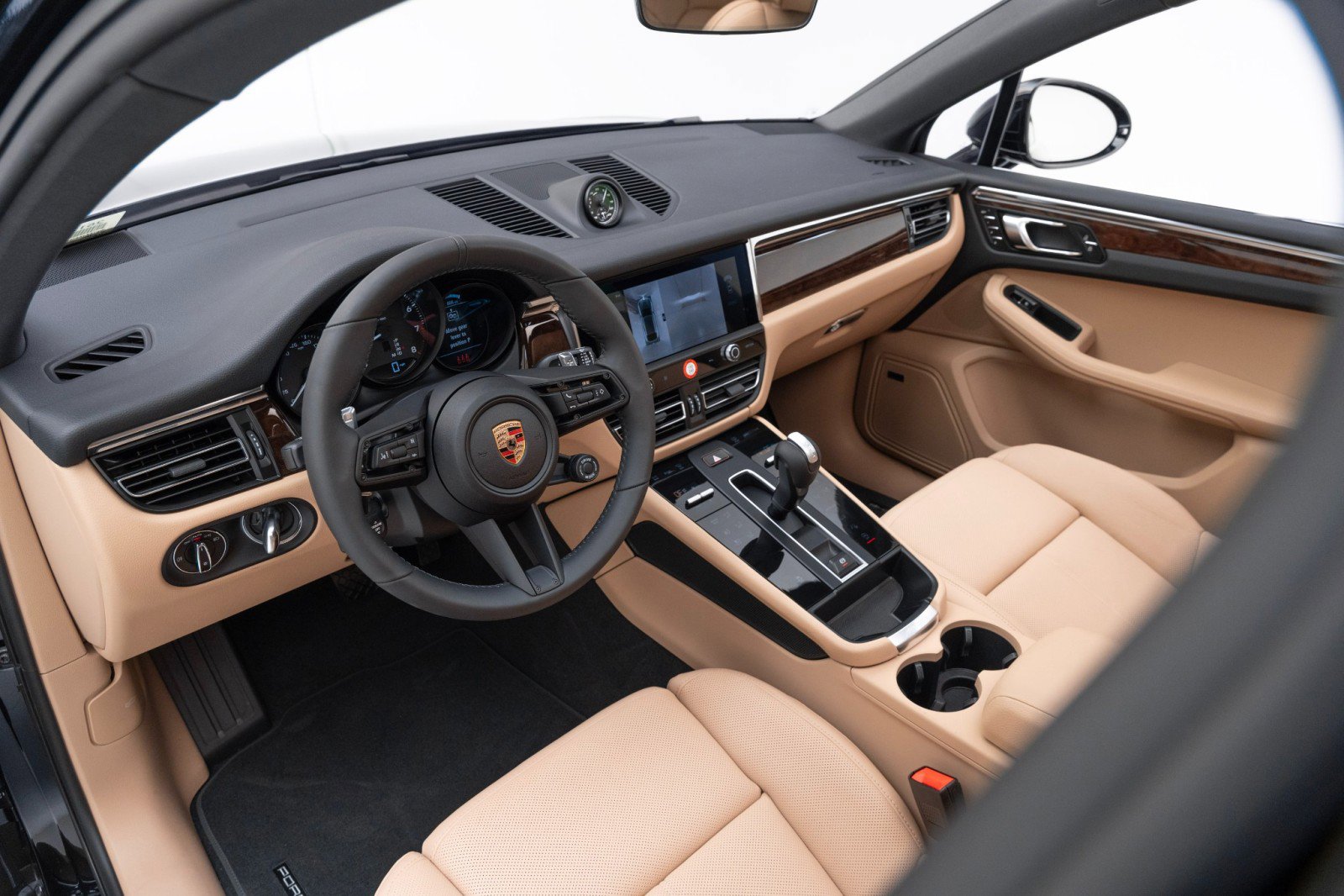 New 2025 Porsche Macan image 4