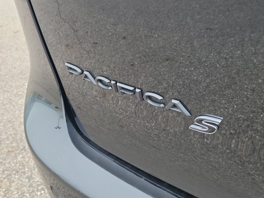 Used 2025 Chrysler Pacifica Limited FWD image 38