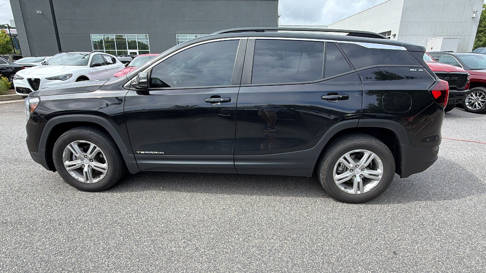Used 2022 GMC Terrain SLE w/ Driver Convenience Package AWD/4WD image 11