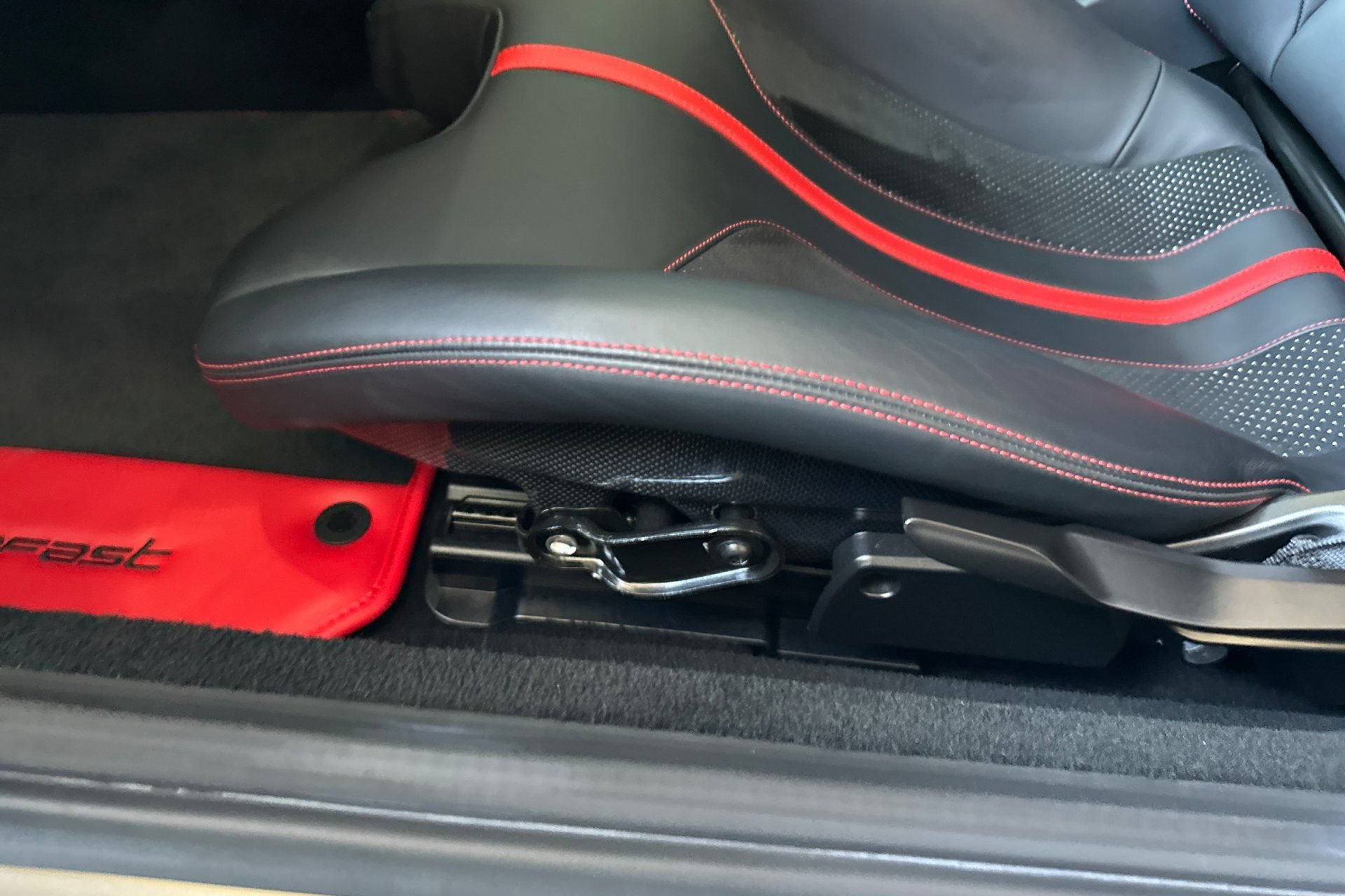 Used 2018 Ferrari 812 Superfast RWD image 14