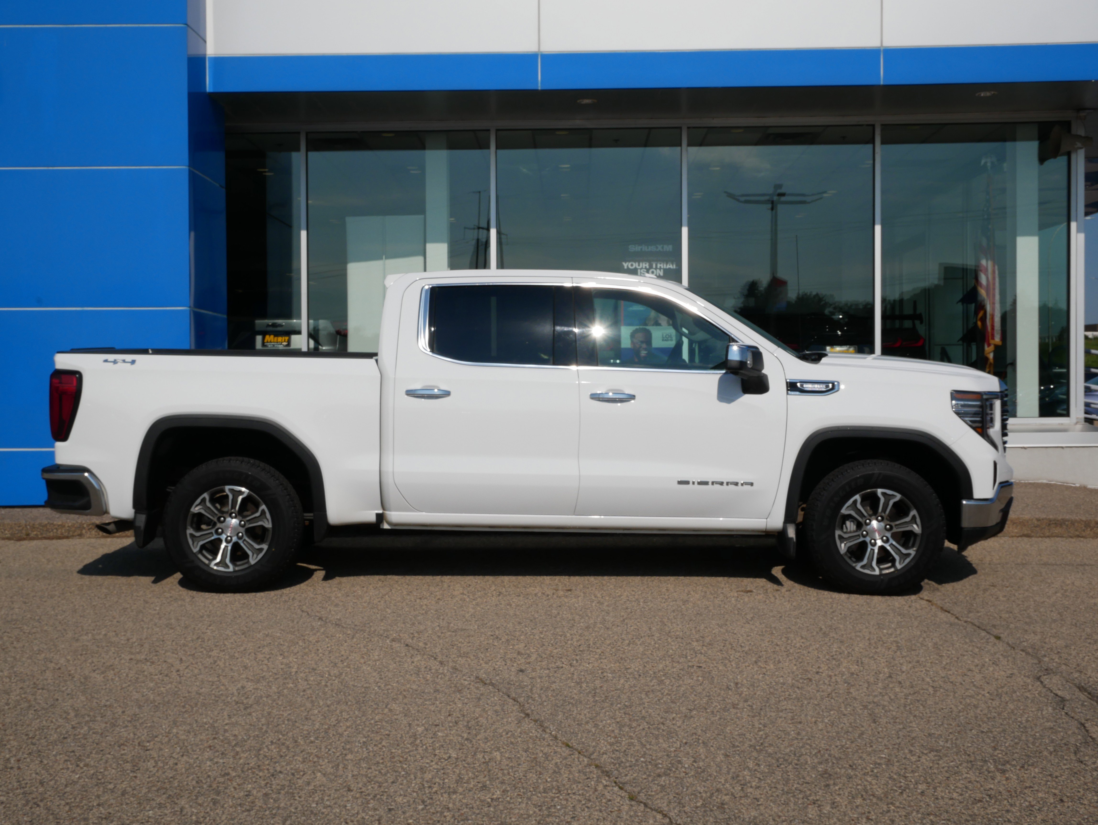 Used 2023 GMC Sierra 1500 SLT image 2