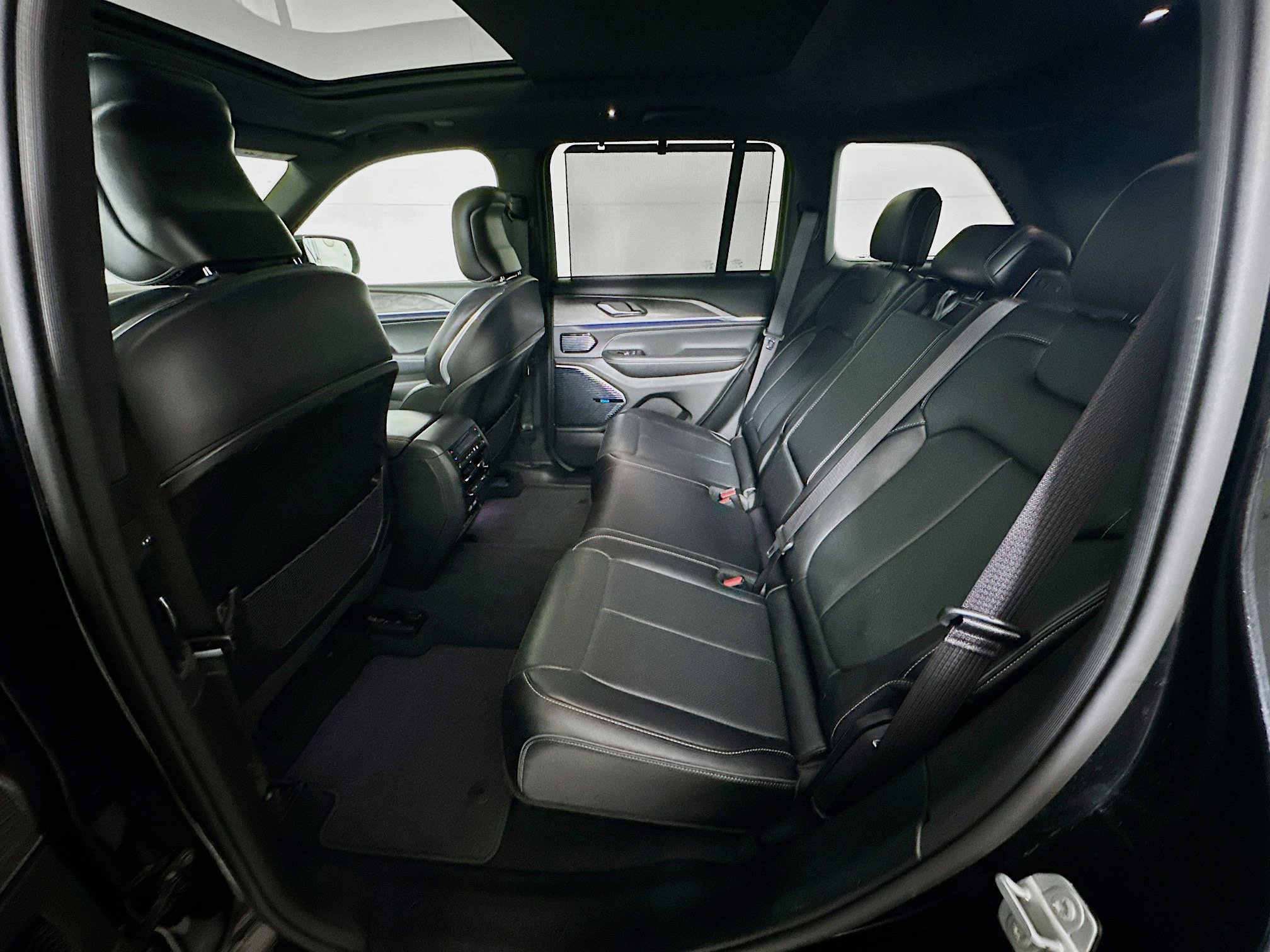 Used 2022 Jeep Grand Cherokee Overland w/ Luxury Tech Group IV image 30