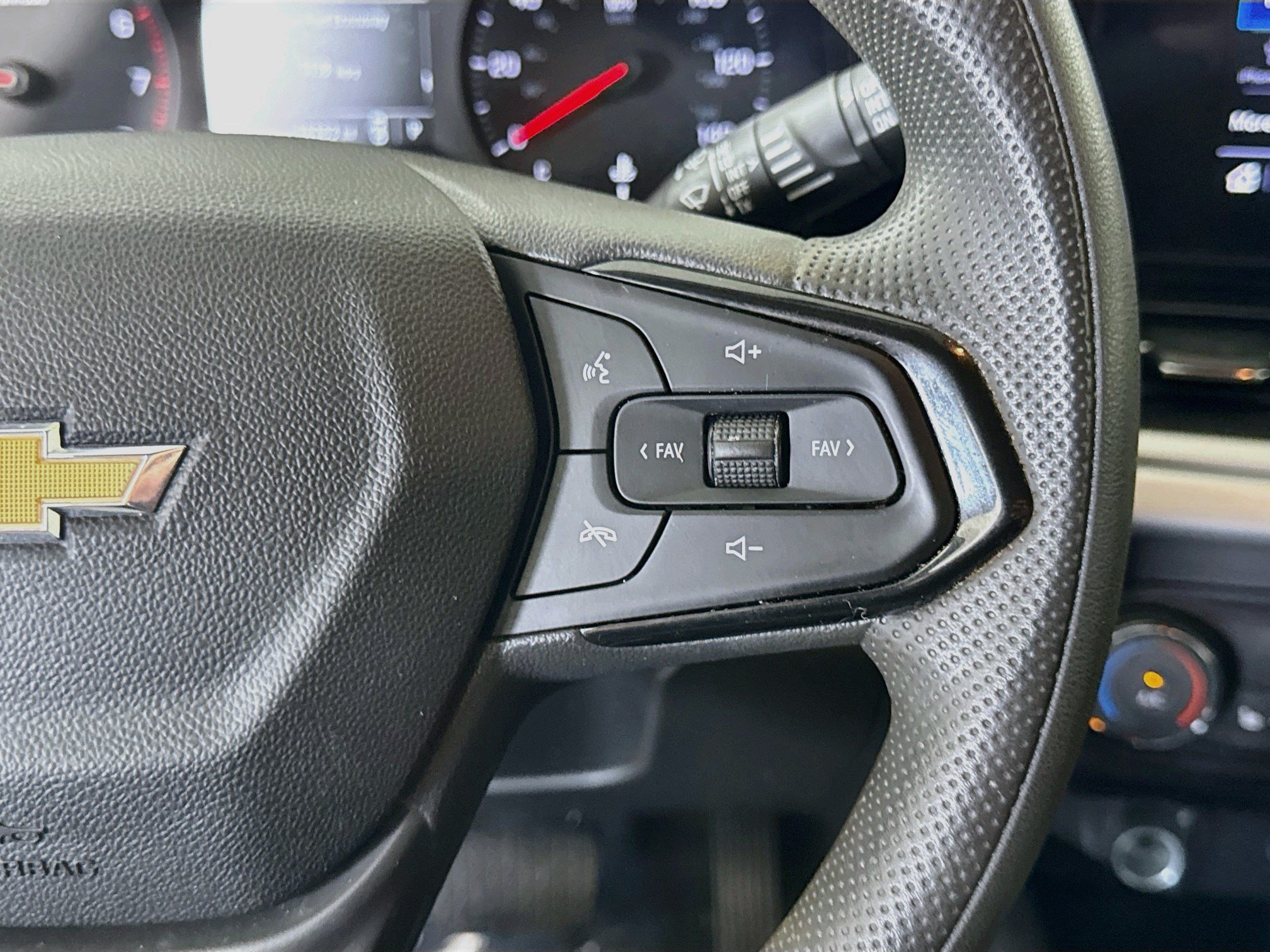 Used 2024 Chevrolet Trax LS w/ LS Convenience Package FWD image 15