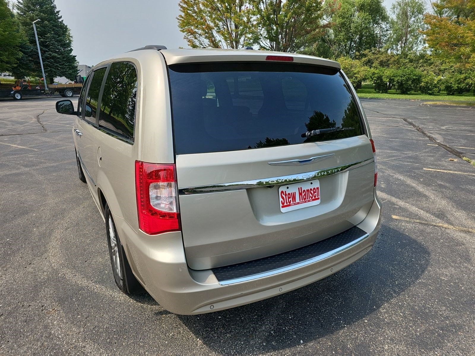 Used 2016 Chrysler Town & Country Touring-L w/ Driver Convenience Group FWD image 3