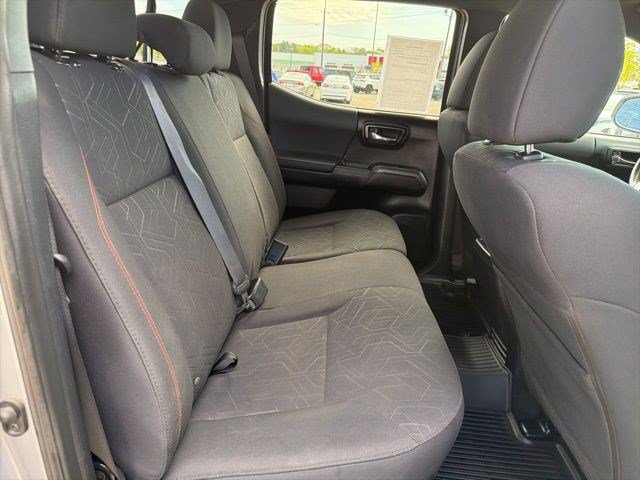 Used 2016 Toyota Tacoma TRD Off-Road AWD/4WD image 17