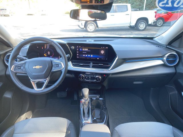 Used 2025 Chevrolet Trax LT w/ Sunroof Package FWD image 20
