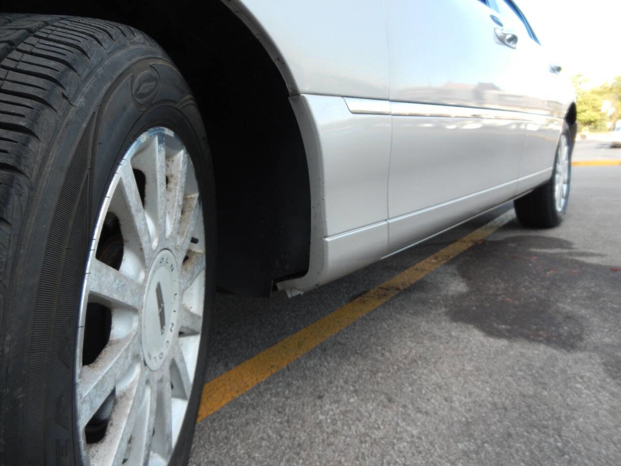 Used 2007 Lincoln Town Car Signature image 15