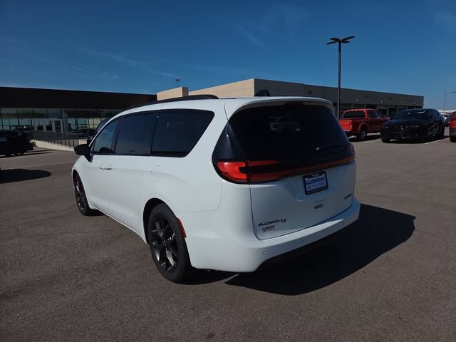 Used 2025 Chrysler Pacifica Limited FWD image 8