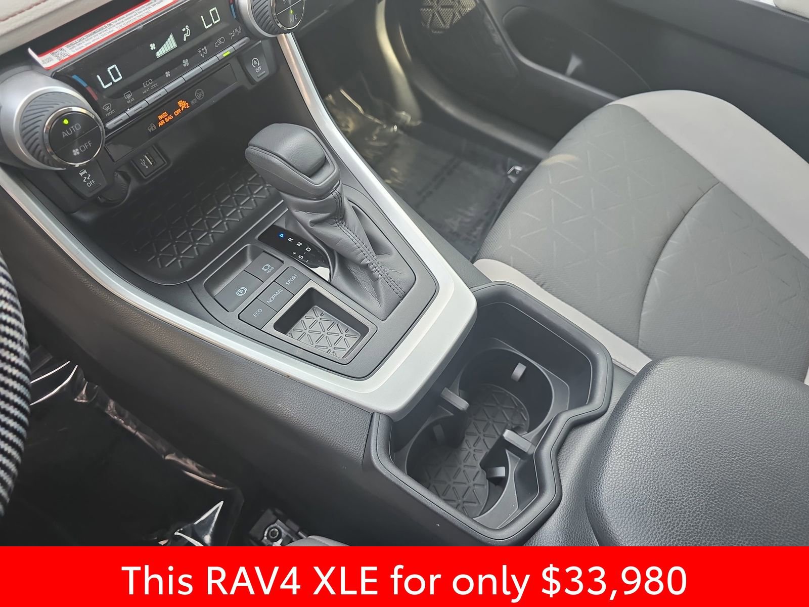 Used 2025 Toyota RAV4 XLE FWD image 30