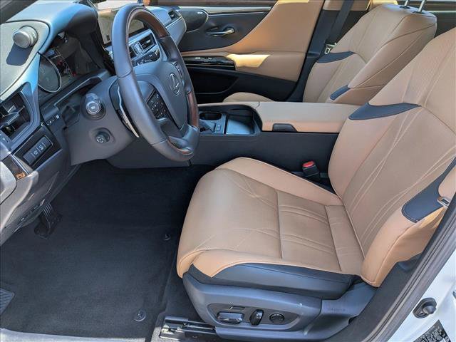 Used 2024 Lexus ES 300h w/ Accessory Package (Z2) FWD image 17