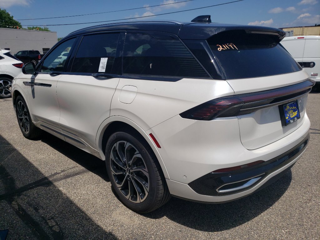 Used 2024 Lincoln Nautilus Reserve w/ Equipment Group 202A image 4