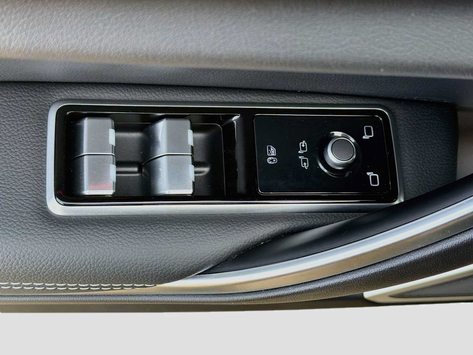 Certified 2023 Jaguar XF R-Dynamic SE AWD/4WD image 13
