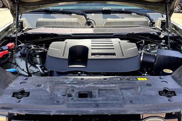 Used 2024 Land Rover Defender 130 X-Dynamic SE image 9