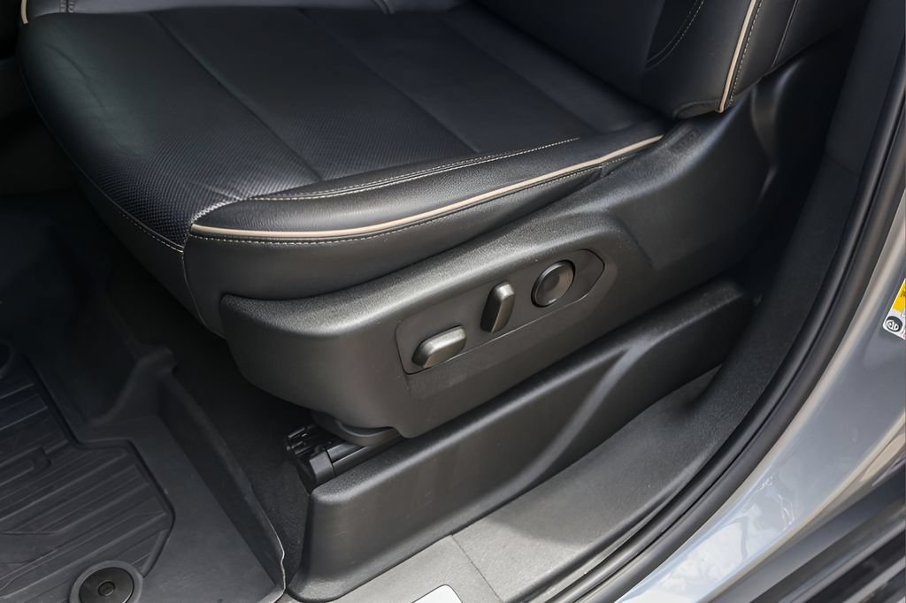 Used 2023 GMC Yukon SLT w/ SLT Luxury Package RWD image 8