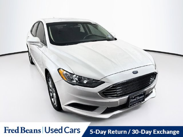 Used 2017 Ford Fusion SE w/ Fusion SE Technology Package FWD image 1