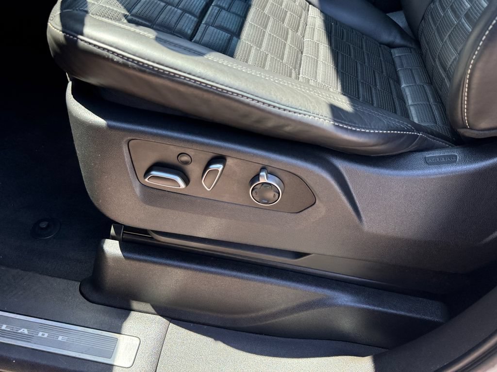 Used 2021 Cadillac Escalade Premium Luxury Platinum AWD/4WD image 18