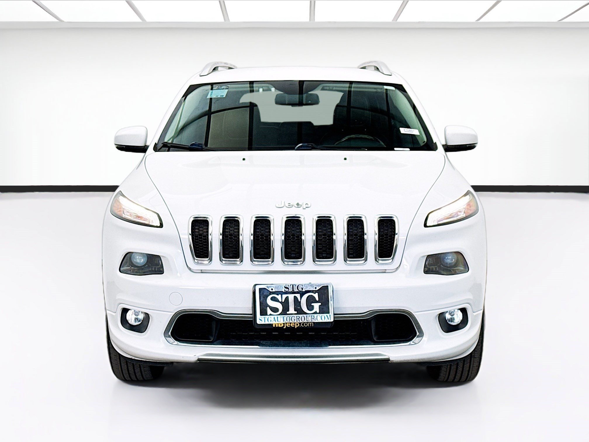 Used 2017 Jeep Cherokee Overland AWD/4WD image 2