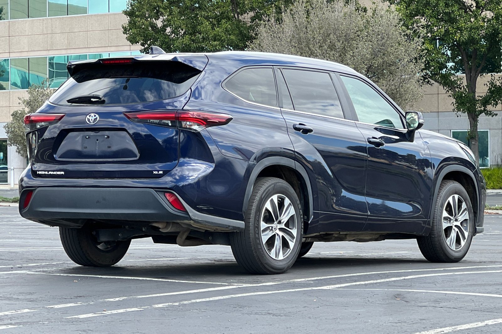 Used 2024 Toyota Highlander XLE image 4