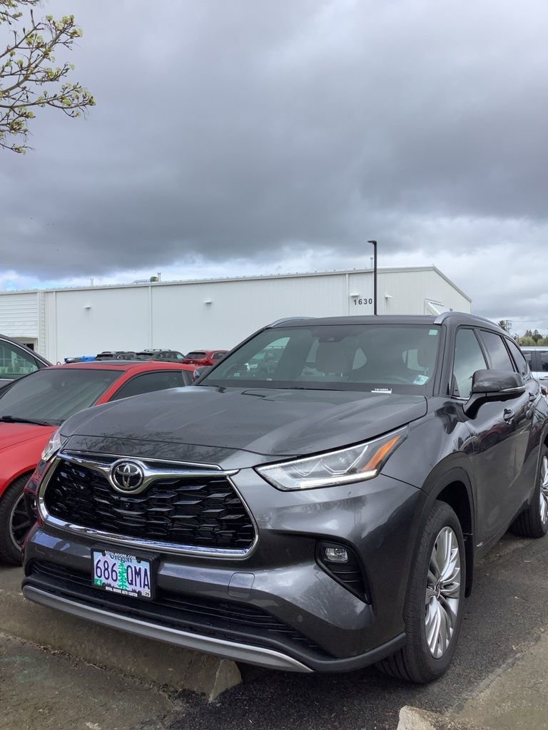 Used 2025 Toyota Highlander Platinum image 1