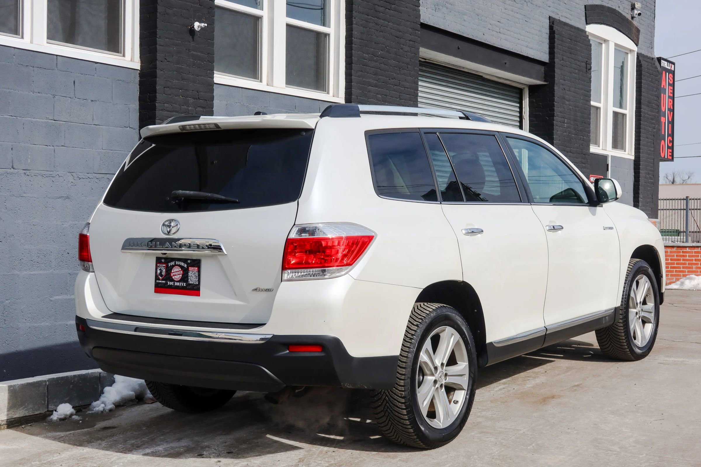 Used 2012 Toyota Highlander Limited w/ Tow Pkg image 4