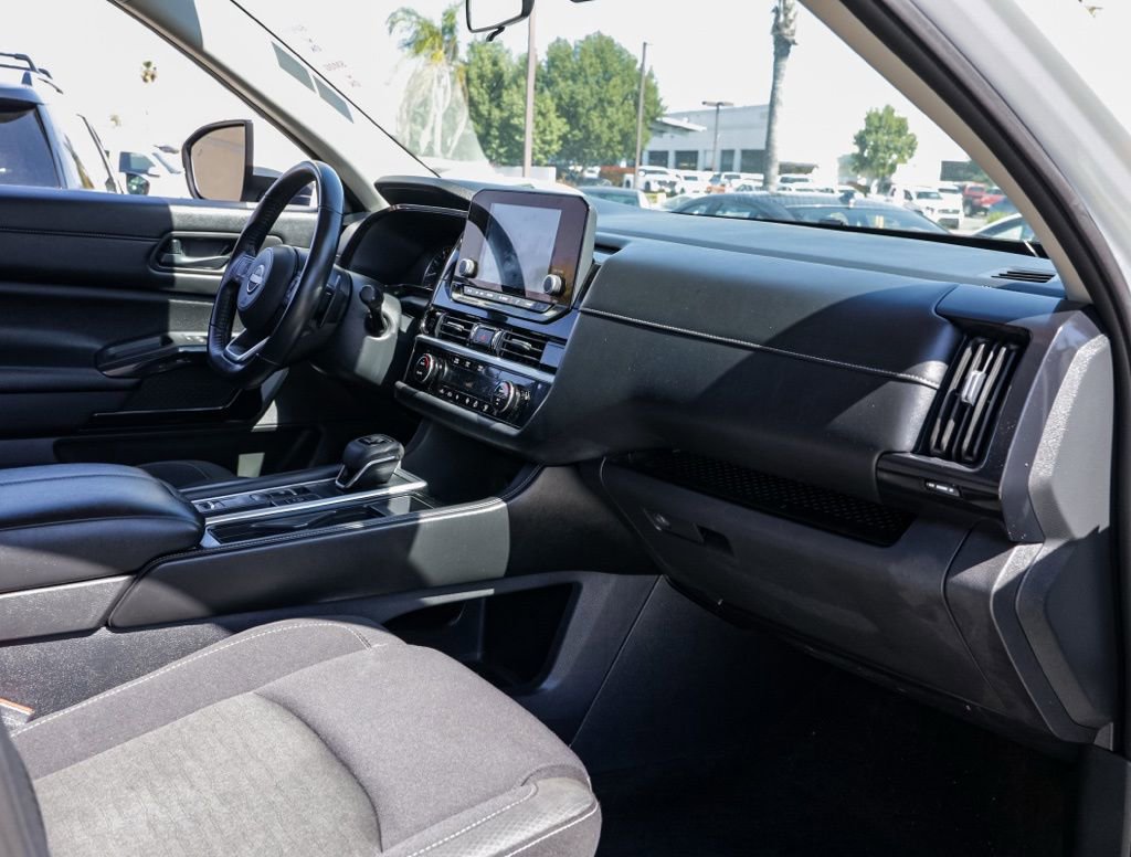 Used 2025 Nissan Pathfinder SV image 19