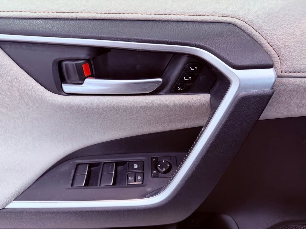 Used 2020 Toyota RAV4 Limited image 22