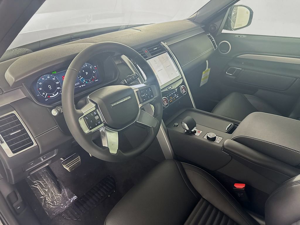 New 2025 Land Rover Discovery Dynamic SE image 9