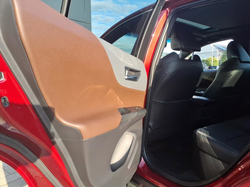 Used 2023 Toyota Venza Limited image 24