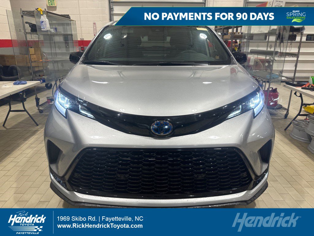 Used 2025 Toyota Sienna XSE w/ XSE Plus Package image 1