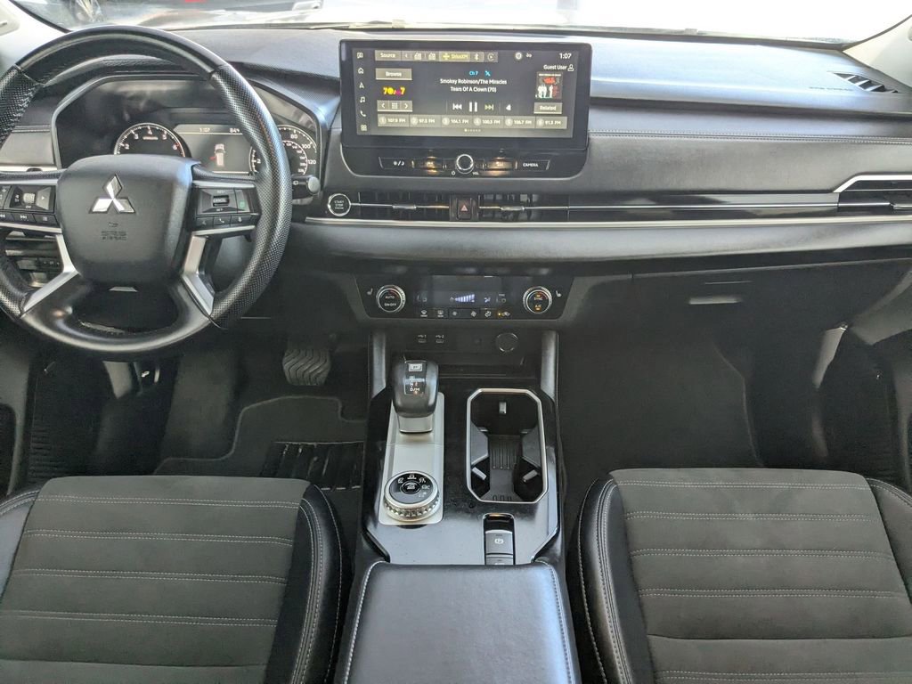 Used 2025 Mitsubishi Outlander SE image 15