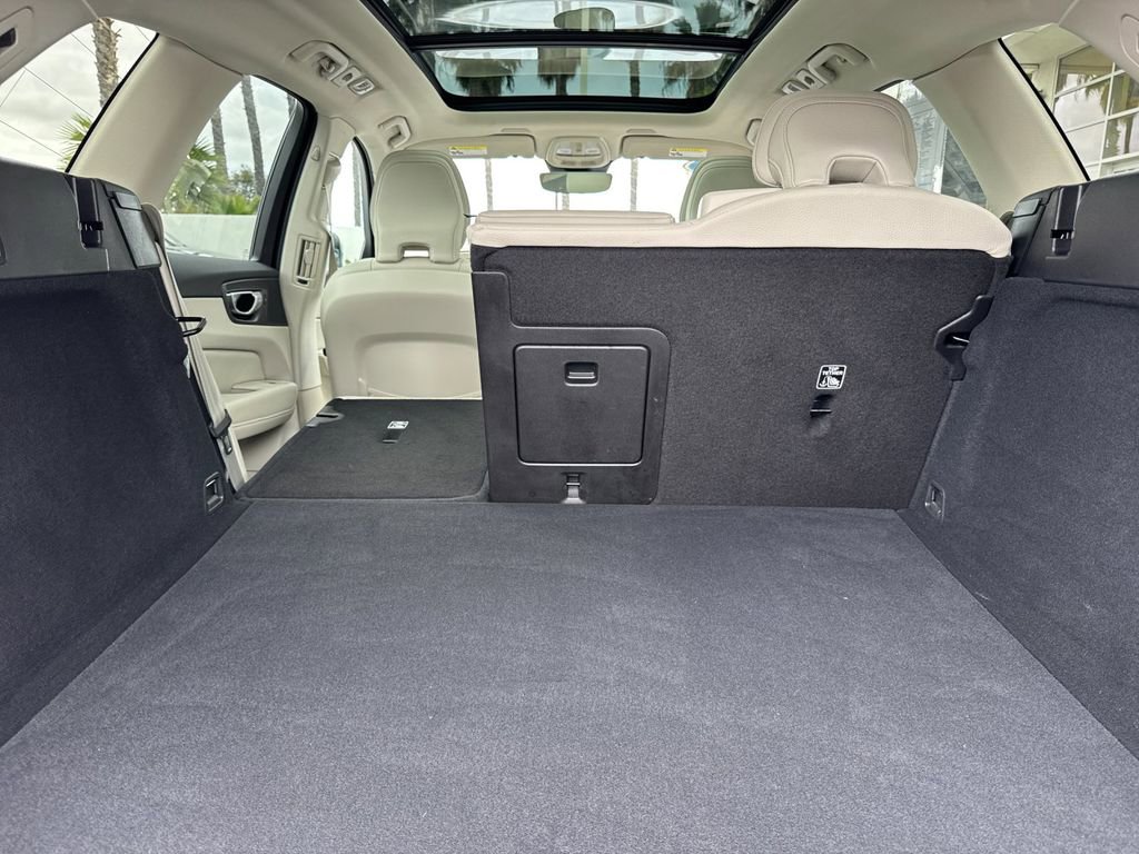 Certified 2025 Volvo XC60 B5 Core image 14