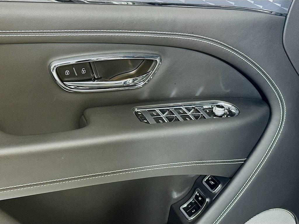 Used 2023 Bentley Bentayga AWD/4WD image 20