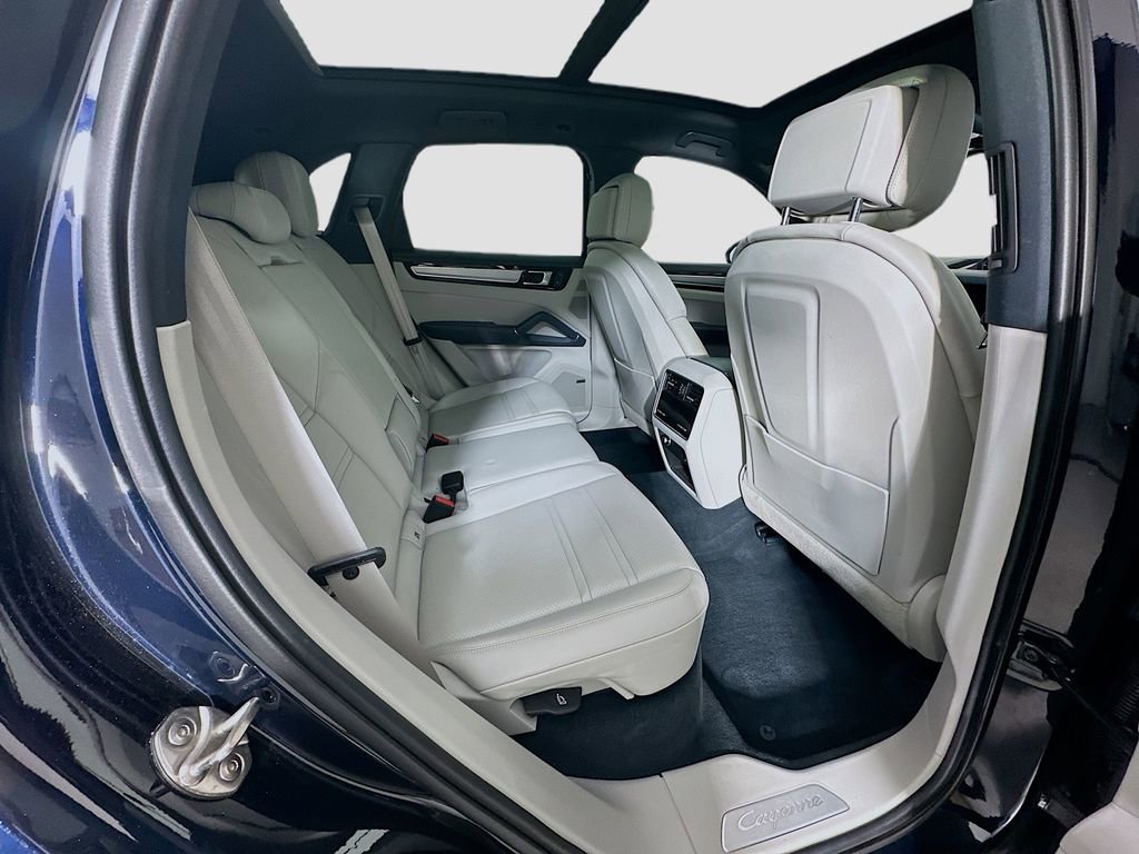 Certified 2023 Porsche Cayenne Platinum Edition image 29