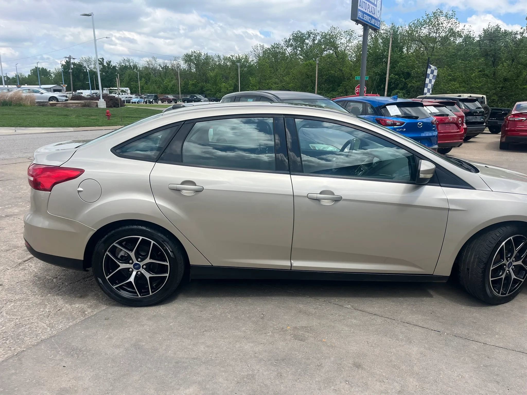 Used 2017 Ford Focus SEL FWD image 6