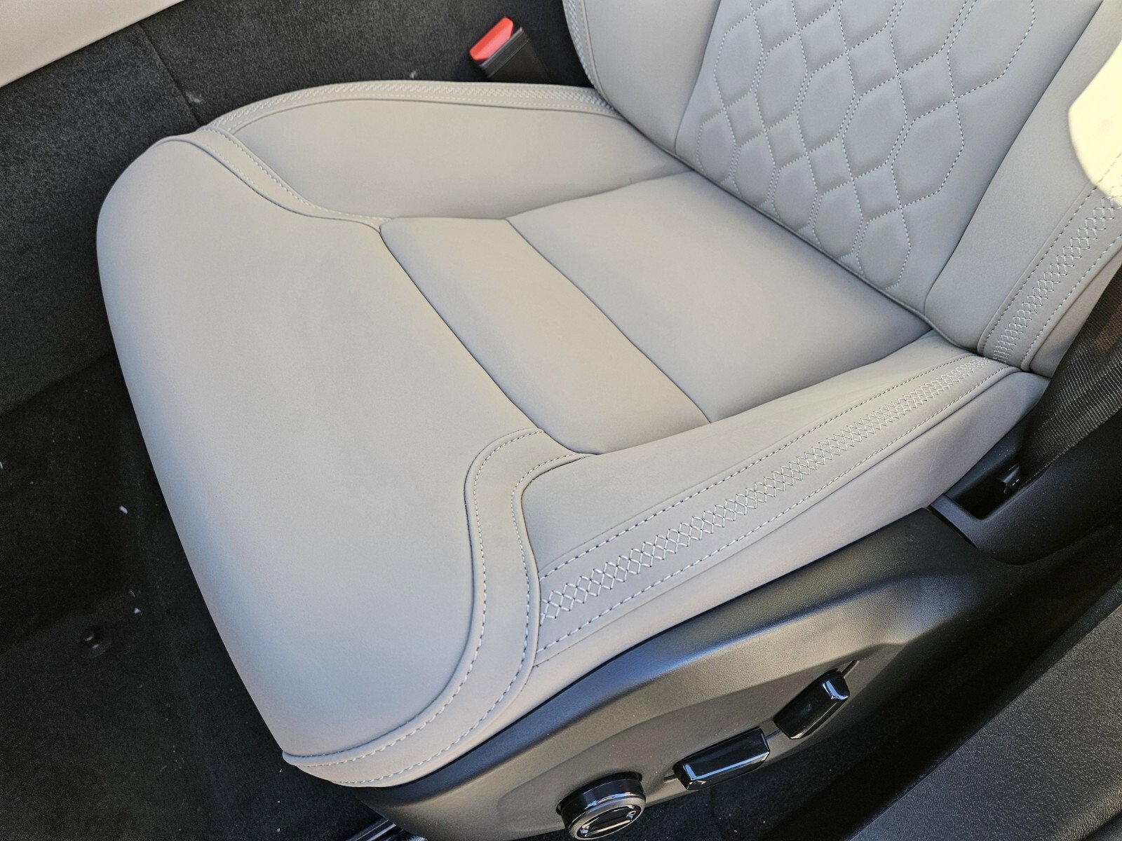 New 2026 Volvo XC90 B6 Plus w/ Protection Package Premier AWD/4WD image 8