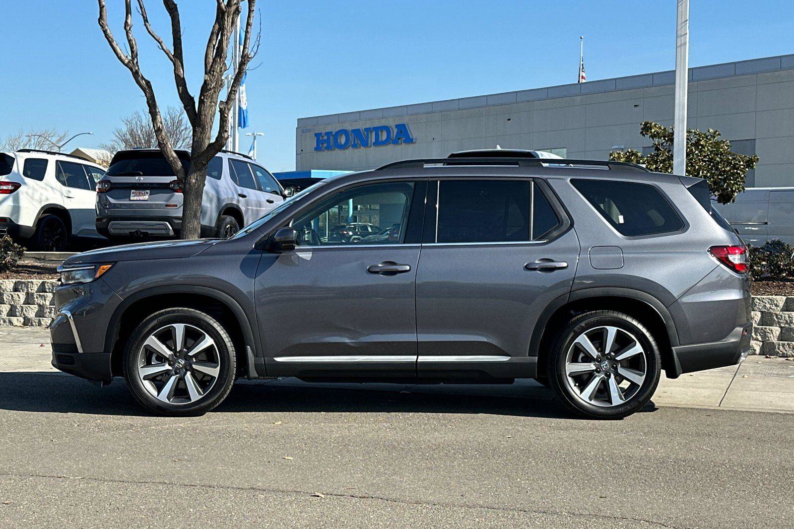 Certified 2025 Honda Pilot Touring image 7